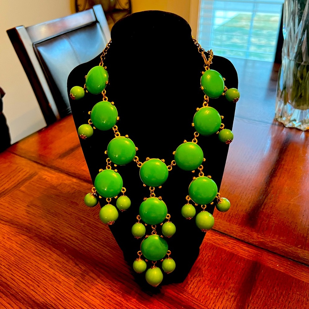 This is a gorgeous green and gold tone statement necklace.